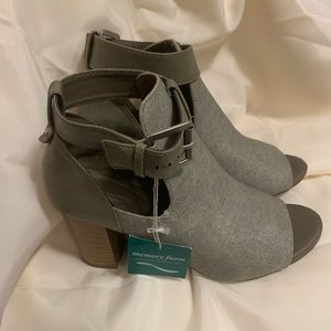New size 8.5 open toe heeled booties